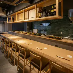 目でも楽しめる器や寛ぎの空間で、おいしい料理を楽しんで