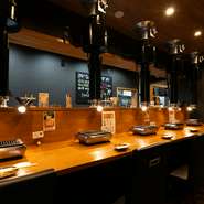 黒を基調とした内装に、温かな色合いの照明が映える店内。和とモダンを融合させたような空間が印象的です。スタイリッシュでありながらリラックスできる雰囲気で、女子会や会食などで利用する方も多いそう。