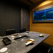 最大6名で利用できる、大小さまざまな個室が完備されています。周りのゲストを気にせず過ごしたい、家族団らんや仲間との集まりに最適です。スタッフのもてなしにも定評があり、充実のひと時を約束してくれます。