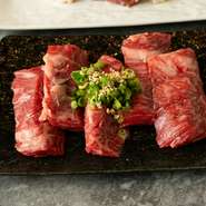 余韻が残る旨みと食感にこだわり、厳しく目利き。上質な和牛ならではの豊かな風味とジューシーさを、焼肉で存分に味わえます。「ツラミ」や「三角バラ」など、希少な赤身肉に出合えるのも魅力です。