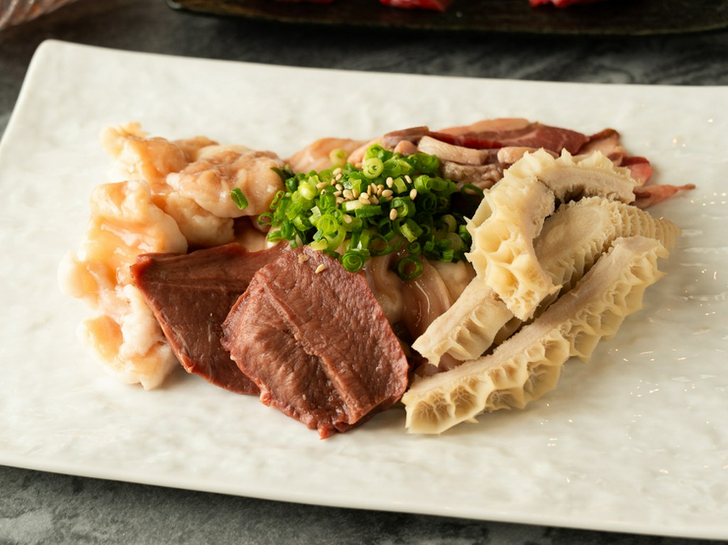 自家製ダレで味わう、鮮度抜群の『ホルモンセット』