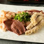 新鮮なホルモンのさまざまな部位を盛合わせた一皿。それぞれの歯ごたえや旨みの違いを楽しめます。噛むほどに広がる濃厚な旨みは、お酒との相性も抜群です。