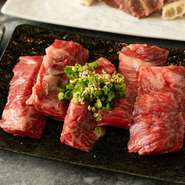 赤身の味わいが濃厚なハラミは、脂が少なく柔らかいのが特長です。一口ごとにあふれるジューシーさがたまりません。自家製の特製ダレが肉の旨みを引き立て、食欲をそそります。