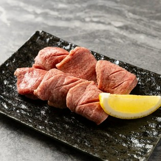 サクサクとした食感と濃厚な旨みを堪能できる『至福のタン』