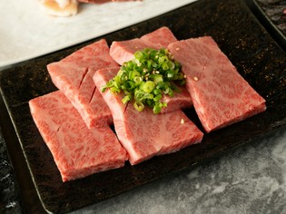 サシのバランスと美しさが際立つ、黒毛和牛を厳選