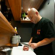 ほかのゲストを気にすることなく、ゆったりとくつろげる空間づくりを心がけているそう。自由に繋げられる仕様の掘りごたつ座敷席を完備するなど、少人数から大人数まで幅広く対応できるよう工夫を凝らしています。