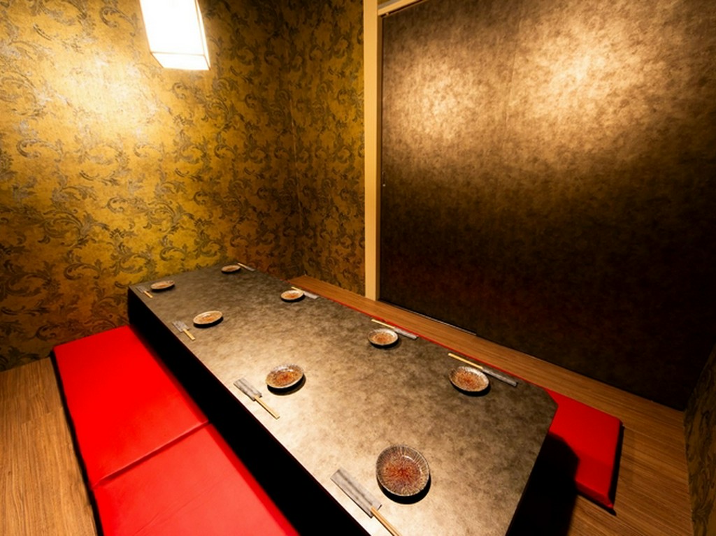 落ち着いた大人の雰囲気で、くつろいだ二人の時間を