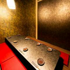 落ち着いた大人の雰囲気で、くつろいだ二人の時間を