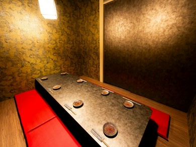 落ち着いた大人の雰囲気で、くつろいだ二人の時間を