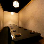 2名のデート利用から120名の宴会まで、幅広いシーンに利用できいる嬉しいお店です。靴を脱いでくつろげる掘りごたつ式なので、長めの会食でもリラックスできるはず。
