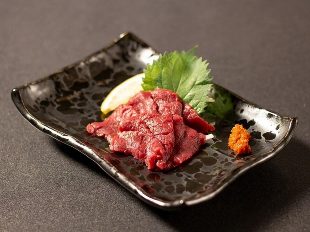 無冷凍で会津より直送される、新鮮な『会津馬刺し』