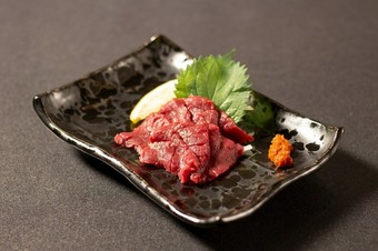 無冷凍で会津より直送される、新鮮な『会津馬刺し』