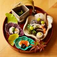 各地の名蔵元のお酒を順次、銘柄を入れ替えて提供。「冷酒向き」「常温・燗酒向き」に分かれ、100mlまたは一合で注文できる柔軟なスタイル。純米酒と純米吟醸を軸に、酒米違いなど幅広い味わいを楽しめます。