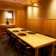 プライベート感を大切にしたい宴席のために、2～4名様向けの個室を2部屋用意。間仕切り調整で6名様までOKなので、少人数の接待や会食、お顔合わせなどにも重宝します。人気なので早めの予約がオススメ。