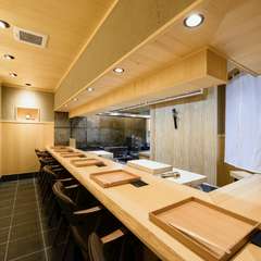 無垢の木をふんだんに使った木の香りを感じる店内