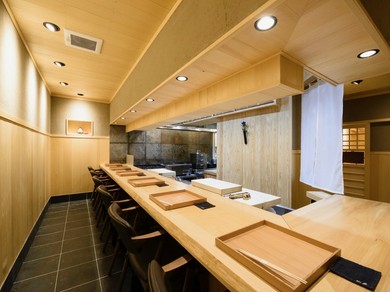 無垢の木をふんだんに使った木の香りを感じる店内