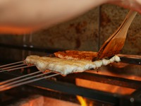 地焼きの鰻をお気軽に楽しんでいただけます。
付出し
地焼きの鰻（白焼きと蒲焼き）
銅釜と魚沼の水で炊く特別栽培米コシヒカリ
香の物
山葵や葱、卵黄醤油漬け、海苔など
衞藤の一番出汁