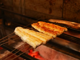パリッふわの食感、豊かな風味と旨みにうなる『地焼きの鰻』
