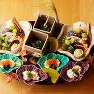 食べ応えの満足感を高めるため、鰻は愛知県三河一色産をメインに1尾400gアップ（2人前）の国産鰻を厳選。季節の八寸の食材は、全国の旬食材が集う豊洲市場で折々の上質素材を仕入れています。写真はイメージ。