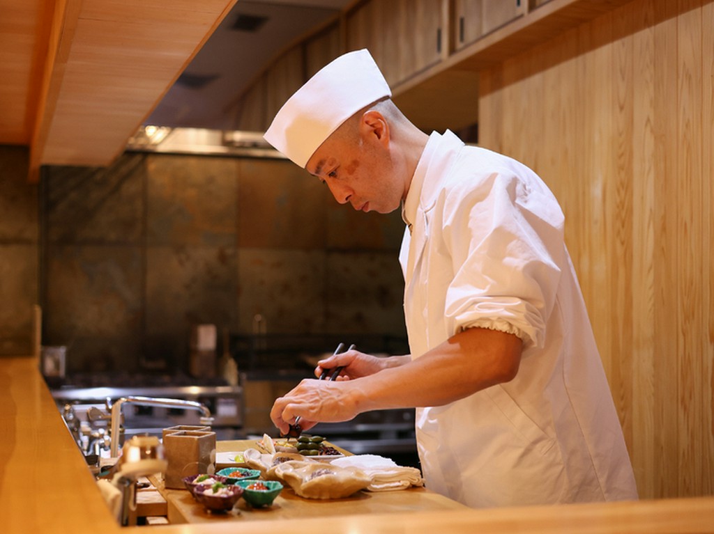 心を込めて丁寧につくる料理を調理のライブ感と共に供する