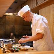 無垢の風合いが美しいカウンター席をメインとし、調理の所作、香りや音の臨場感を伝えながら、五感に響く食体験を提供。【日本料理 衛藤】時代からの丁寧な仕事にさらに磨きをかけ、記憶に残る美味を届けています。