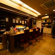 店内にはカウンター席もあり、お一人様での利用も歓迎。初めてでもリラックスしてお酒を楽しめる、気さくな雰囲気のお店。お酒も地酒からワイン・ウイスキー・焼酎とイチオシを取り揃えています。
