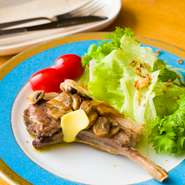 定番から変わりダネまで、バラエティ豊富なメニューで、多彩なニーズに応えてくれるお店。2時間の単品飲み放題は3人からオーダー可。当日注文もできるため、友人とのちょっとした集まりや、女子会にもぴったりです。