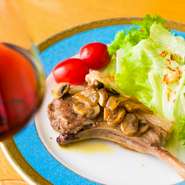 香ばしくジューシーに焼き上げた骨付き羊肉。シンプルな味付けで、ラムの持つ旨みを引き立たせています。一味違ったお酒のアテに。【居酒屋iga!】のバラエティに富んだメニューを象徴する逸品です。