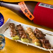香ばしく焼き上げた、定番の串焼き。豚サガリ・タンに、鶏モモ肉、手作りつくねと、個性豊かな串焼きを用意しています。味付けはシンプルな塩とタレを用意。お酒のお供に一本いかがですか？