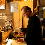 アットホームさもまたお店の魅力。スタッフのおもてなしだけでなく、ゲスト同士がグループの垣根を越えて交流を交わす光景もしばしば。人と人との繋がりから得る刺激や情報も、山形での日々をさらに彩ってくれます。