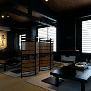 座敷は一度に30名で使用することも、衝立を使い隔てることによって少人数で使用することも可能。居心地の良い空間で会話も存分に楽しめるので、まるで自宅で食事をしているかのようなリラックス感を味わえます。