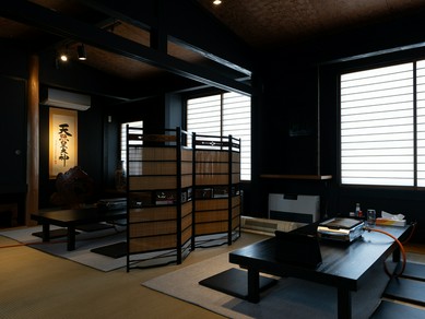 2階には、最大30名まで過ごせる広々とした座敷を完備