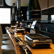 カウンター席に並んで座り、美味しい料理を共有するのは特別な魅力があります。