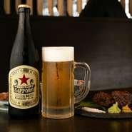 焼肉とビールの組み合わせは、お一人様も友人との食事も、より一層楽しいものにしてくれるでしょう。ビールジョッキが冷たくビールの泡がパチパチ弾けていく様子は、視覚的にも食欲をそそられます。