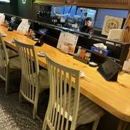 仕事帰りにふらっと立ち寄れる大衆酒場うるす。カウンター席もあり、一人でも気軽に焼き物やおつまみ、お酒をゆっくり楽しめる地域密着のお店です。
