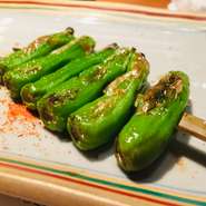 ほどよい苦みと香ばしさがクセになる、焼き上げししとうのシンプルな旨さ
