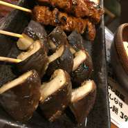 肉厚しいたけをじっくり焼き上げ、噛むほどに旨みと香りが広がる贅沢な一本