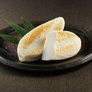 仙台名物ささかまを香ばしく炙り、ふんわり食感と旨みを引き出した串焼き仕立て