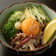 薄切りにされたハチノスやハツ、センマイ、ガツが、特製のポン酢ダレと薬味で絶妙な調和を見せ、さっぱりとした口当たりが特徴です。ひとしぼりのレモンが爽やかさをさらに引き立て、酒の相棒としても秀逸。