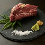 特大の塊肉をそのまま豪快に焼き上げ、食べやすいサイズに切り分けます。一口ごとに、肉本来の味わいと深いコクを堪能でき、シンプルに塩、ワサビ、そしてマスタードで味の変化を楽しむスタイルです。