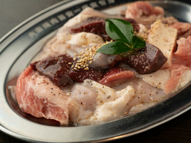 飽きることなく、訪れるたびに新鮮な驚きが生まれる『牛・豚・鶏ホルモンミックス』