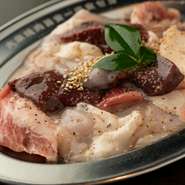 牛・豚・鶏それぞれのホルモンがバランスよく組み合わさり、食感と旨みを楽しめます。その日ごとの仕入れに応じてバリエーション豊かに変化するため、毎回異なる味わいを堪能できるのも魅力の一つです。