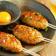 ふんわり食感に肉汁あふれる自家製つくねを香ばしく焼き上げた人気の串焼き