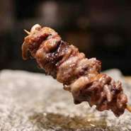 このジューシーさ、まさに酒泥棒。絶妙な火入れで閉じ込めた旨味の塊を、キリッと冷えたレモンサワーで流し込むのがウルス流です。ハツ（心臓）だけに、一度食べれば貴方のハートを掴んで離しません！
