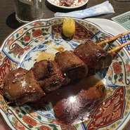 新鮮レバーを丁寧に串打ちし、香ばしく焼き上げた濃厚でとろける味わいの一本
