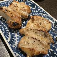 コリコリ軟骨にジューシーな肉をたっぷり付けて焼き上げた、食べ応え抜群の一本