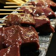 角が立つようなパリッとしたハリがあり、串に刺しても崩れることなく美しい形状を保つ『豚レバー』を使用。焼きながら仕上がりを調整できる「遊び焼き」のスタイルで、自分好みにアレンジしながら楽しめます。