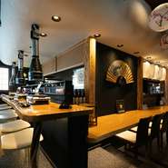 オープンキッチンなので、カウンター席からは佐藤氏が調理している姿を見ることが可能。コミュニケーションも気軽に取ることができるので、お肉を焼いている間も、料理を待つ間も、ワクワク感が続きます。