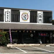 カウンター席では焼肉をじっくり味わいながら、心地良く過ごせます。宴会プランも充実しているので、大人数での利用もぴったりです。心温まるサービスで、お祝いごとにもオススメ。