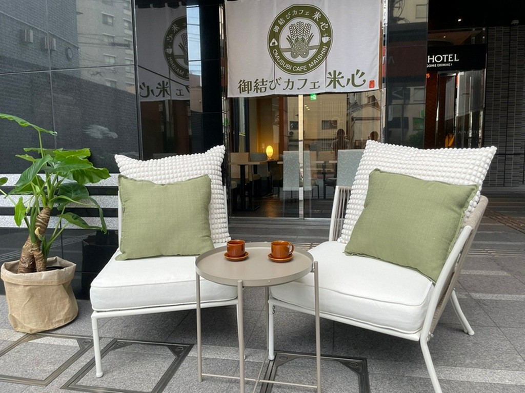 お外はテラスもございます。